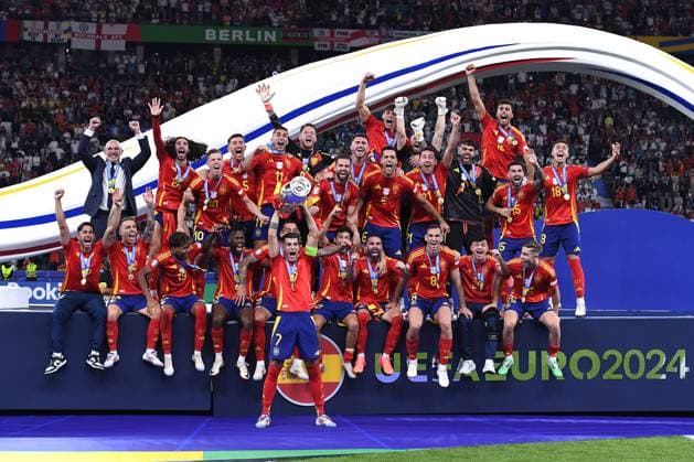 Fußball UEFA EURO, EM, Europameisterschaft,Fussball 2024 Finale Spanien - England am 14.07.2024 im Olympiastadion Berlin in Berlin Sieger UEFA EURO 2024: Spanien Alvaro Morata ( Spanien ) mit dem EM-Pokal mit dem Henri-Delaunay-Pokal