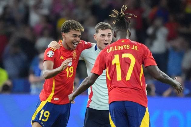 Lamine Yamal (Spanien Spain, 19), Nico Williams (Spanien Spain, 17) jubeln über den Titelgewinn - Berlin 14.07.2024: Spanien vs. England, M51, EURO2024 Finale, Olympiastadion Berlin