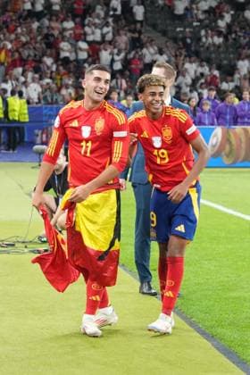 Lamine Yamal (Spanien Spain, 19) und Ferran Torres (Spanien Spain, 11) feiern den Europameistertitel - Berlin 14.07.2024: Spanien vs. England, M51, EURO2024 Finale, Olympiastadion Berlin