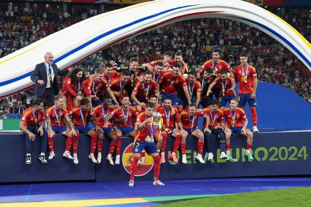 Spanien ist Europameister, Alvaro Morata (Spanien Spain, 07) stemmt den Henri Delaunay Pokal - Berlin 14.07.2024: Spanien vs. England, M51, EURO2024 Finale, Olympiastadion Berlin