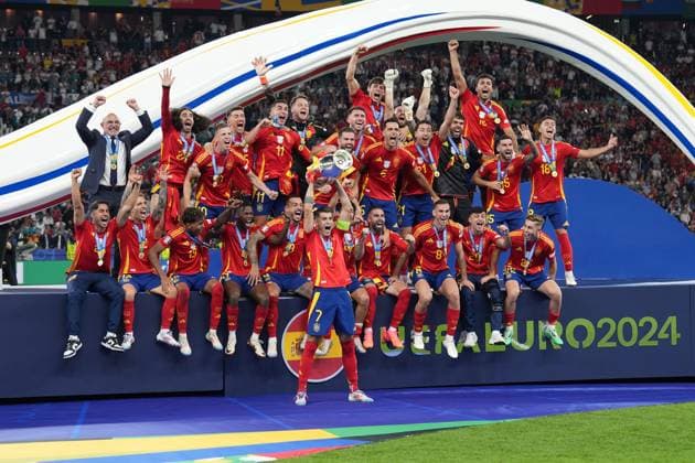 Spanien ist Europameister, Alvaro Morata (Spanien Spain, 07) stemmt den Henri Delaunay Pokal - Berlin 14.07.2024: Spanien vs. England, M51, EURO2024 Finale, Olympiastadion Berlin