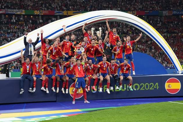 Spanien ist Europameister, Alvaro Morata (Spanien Spain, 07) stemmt den Henri Delaunay Pokal - Berlin 14.07.2024: Spanien vs. England, M51, EURO2024 Finale, Olympiastadion Berlin