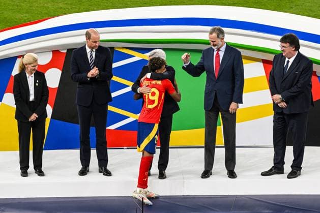 BERLIN - Lamine Yamal of Spain receives the trophy for best young player of the tournament during the UEFA EURO, EM, Europameisterschaft,Fussball 2024 Final match between Spain and England at the Olympiastadion on July 14, 2024 in Berlin, Germany. ANP Hollandse Hoogte UEFA EURO 2024 FINAL 2024 xVIxANPxSportx xGerritxvanxKeulenxIVx 503486302 originalFilename: 503486302.jpg