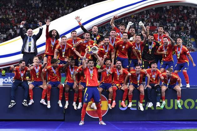 Fußball UEFA EURO, EM, Europameisterschaft,Fussball 2024 Finale Spanien - England am 14.07.2024 im Olympiastadion Berlin in Berlin Sieger UEFA EURO 2024: Spanien Alvaro Morata ( Spanien ) mit dem EM-Pokal mit dem Henri-Delaunay-Pokal