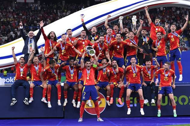 Fußball UEFA EURO, EM, Europameisterschaft,Fussball 2024 Finale Spanien - England am 14.07.2024 im Olympiastadion Berlin in Berlin Sieger UEFA EURO 2024: Spanien Alvaro Morata ( Spanien ) mit dem EM-Pokal mit dem Henri-Delaunay-Pokal