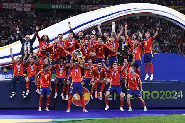 Fußball UEFA EURO, EM, Europameisterschaft,Fussball 2024 Finale Spanien - England am 14.07.2024 im Olympiastadion Berlin in Berlin Sieger UEFA EURO 2024: Spanien Alvaro Morata ( Spanien ) mit dem EM-Pokal mit dem Henri-Delaunay-Pokal