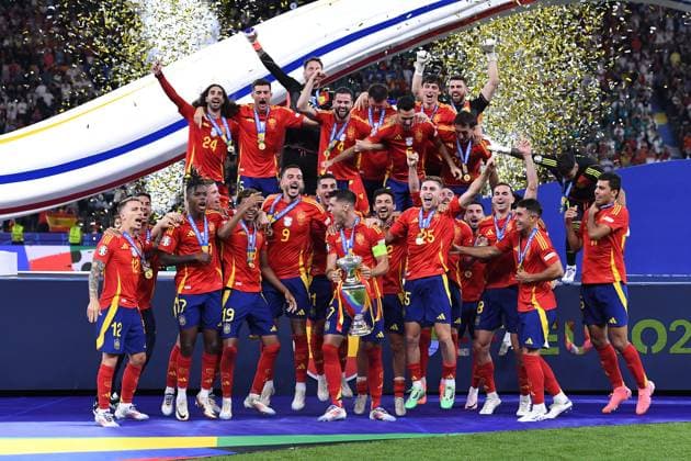 Fußball UEFA EURO, EM, Europameisterschaft,Fussball 2024 Finale Spanien - England am 14.07.2024 im Olympiastadion Berlin in Berlin Sieger UEFA EURO 2024: Spanien Alvaro Morata ( Spanien ) mit dem EM-Pokal mit dem Henri-Delaunay-Pokal