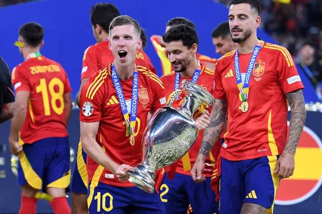 Fußball UEFA EURO, EM, Europameisterschaft,Fussball 2024 Finale Spanien - England am 14.07.2024 im Olympiastadion Berlin in Berlin Dani Olmo ( Spanien ) mit dem EM-Pokal mit dem Henri-Delaunay-Pokal