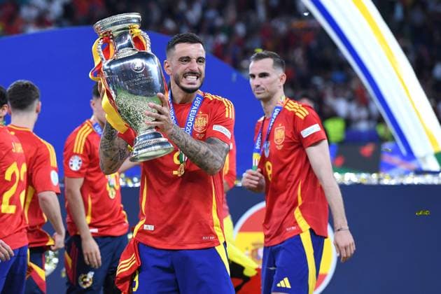 Fußball UEFA EURO, EM, Europameisterschaft,Fussball 2024 Finale Spanien - England am 14.07.2024 im Olympiastadion Berlin in Berlin Joselu ( Spanien ) mit dem EM-Pokal mit dem Henri-Delaunay-Pokal