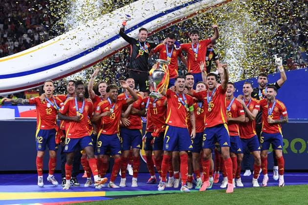 Fußball UEFA EURO, EM, Europameisterschaft,Fussball 2024 Finale Spanien - England am 14.07.2024 im Olympiastadion Berlin in Berlin Sieger UEFA EURO 2024: Spanien Alvaro Morata ( Spanien ) mit dem EM-Pokal mit dem Henri-Delaunay-Pokal