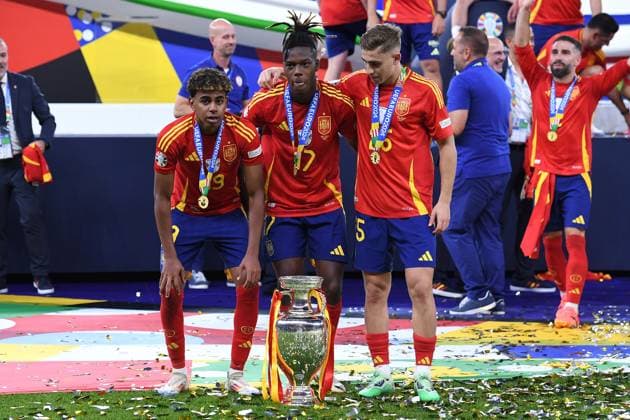 Fußball UEFA EURO, EM, Europameisterschaft,Fussball 2024 Finale Spanien - England am 14.07.2024 im Olympiastadion Berlin in Berlin Lamine Yamal ( Spanien ), links - Nico Williams ( Spanien ), mitte - Fermin Lopez ( Spanien ), mitte mit dem EM-Pokal mit dem Henri-Delaunay-Pokal