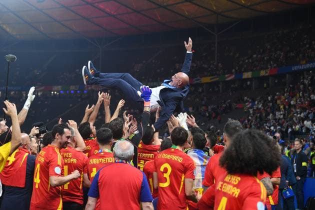 Fussball, Herren, Saison 2023 24, UEFA EURO, EM, Europameisterschaft,Fussball EM 2024, Finale in Berlin, Spanien - England, Trainer Luis de la Fuente (Spanien) wird in die Luft nach dem Gewinn der UEFA Europameisterschaft gehoben , 14.07. 2024, Copyright: xSebastianxRäppold MatthiasxKochx