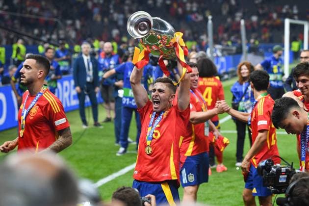 Fussball, Herren, Saison 2023 24, UEFA EURO, EM, Europameisterschaft,Fussball EM 2024, Finale in Berlin, Spanien - England, Alex Baena (Spanien) jubeln nach dem Gewinn der UEFA Europameisterschaft 2024 mit dem Pokal , 14.07. 2024, Copyright: xSebastianxRäppold MatthiasxKochx