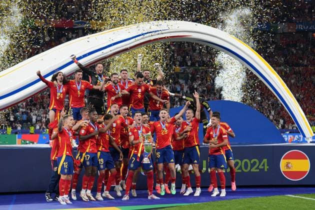 Spanien ist Europameister, Alvaro Morata (Spanien Spain, 07) stemmt den Henri Delaunay Pokal - Berlin 14.07.2024: Spanien vs. England, M51, EURO2024 Finale, Olympiastadion Berlin