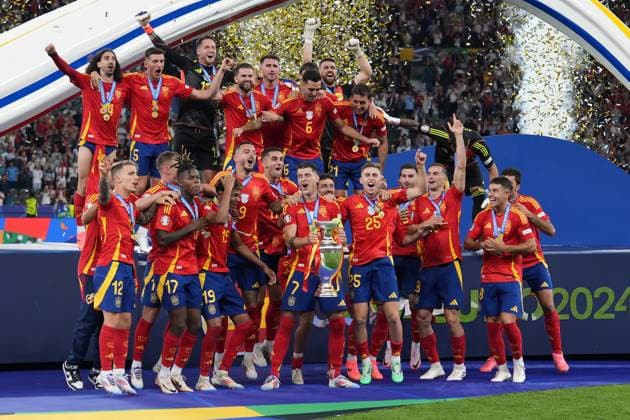 Spanien ist Europameister, Alvaro Morata (Spanien Spain, 07) stemmt den Henri Delaunay Pokal - Berlin 14.07.2024: Spanien vs. England, M51, EURO2024 Finale, Olympiastadion Berlin