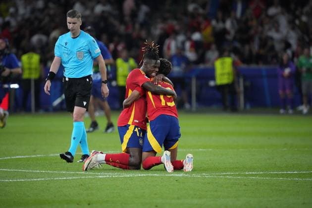 14.07.2024, Olympiastadion, Berlin, GER, EM UEFA 2024, Final, Spain vs England, im Bild Die Spanische Mannschaft freut sich über den Gewinn der Europameisterschaft 2024. Defodi-506_20240714_hbr_8030