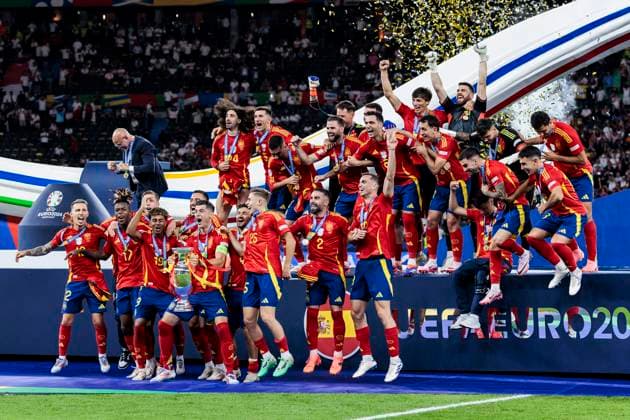 UEFA EURO, EM, Europameisterschaft,Fussball 2024: Finale Spanien - England; 14.07.2024 Die Spanier jubeln nach dem Gewinn der Europameisterschaft mit dem Pokal. UEFA EURO 2024: Finale Spanien - England; Olympiastadion, Berlin am 14.07.2024 Copyright: xBEAUTIFULxSPORTS Wunderlx