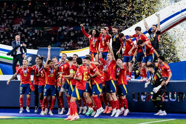 UEFA EURO, EM, Europameisterschaft,Fussball 2024: Finale Spanien - England; 14.07.2024 Die Spanier jubeln nach dem Gewinn der Europameisterschaft mit dem Pokal. UEFA EURO 2024: Finale Spanien - England; Olympiastadion, Berlin am 14.07.2024 Copyright: xBEAUTIFULxSPORTS Wunderlx