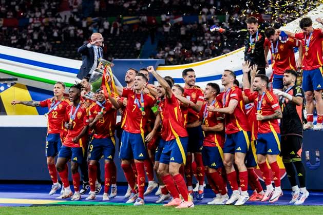 UEFA EURO, EM, Europameisterschaft,Fussball 2024: Finale Spanien - England; 14.07.2024 Die Spanier jubeln nach dem Gewinn der Europameisterschaft mit dem Pokal. UEFA EURO 2024: Finale Spanien - England; Olympiastadion, Berlin am 14.07.2024 Copyright: xBEAUTIFULxSPORTS Wunderlx