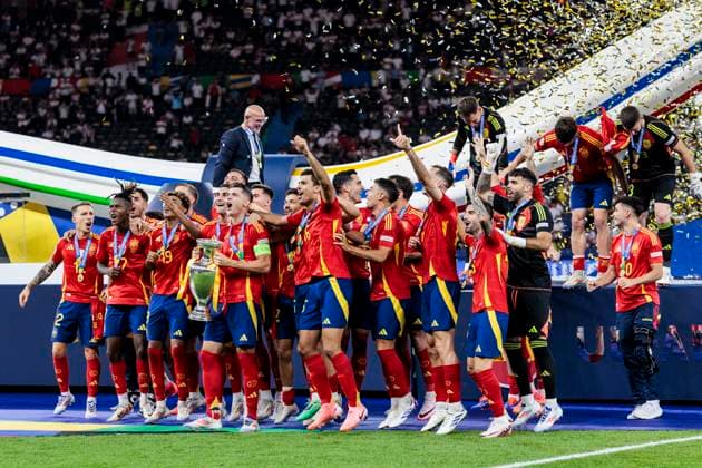 UEFA EURO, EM, Europameisterschaft,Fussball 2024: Finale Spanien - England; 14.07.2024 Die Spanier jubeln nach dem Gewinn der Europameisterschaft mit dem Pokal. UEFA EURO 2024: Finale Spanien - England; Olympiastadion, Berlin am 14.07.2024 Copyright: xBEAUTIFULxSPORTS Wunderlx
