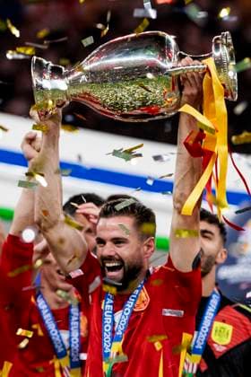 Sport Bilder des Tages UEFA EURO, EM, Europameisterschaft,Fussball 2024: Finale Spanien - England; 14.07.2024 Nacho Fernandez (Spanien, 04) jubelt mit dem Pokal. UEFA EURO 2024: Finale Spanien - England; Olympiastadion, Berlin am 14.07.2024 Copyright: xBEAUTIFULxSPORTS Wunderlx