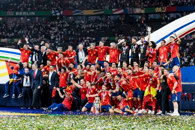 UEFA EURO, EM, Europameisterschaft,Fussball 2024: Finale Spanien - England; 14.07.2024 Die Spanier jubeln nach dem Gewinn der Europameisterschaft mit dem Pokal. UEFA EURO 2024: Finale Spanien - England; Olympiastadion, Berlin am 14.07.2024 Copyright: xBEAUTIFULxSPORTS Wunderlx