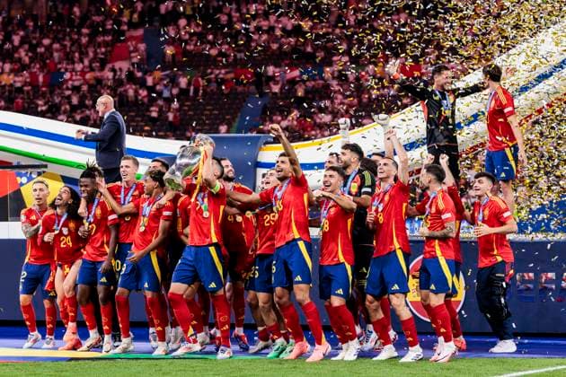 UEFA EURO, EM, Europameisterschaft,Fussball 2024: Finale Spanien - England; 14.07.2024 Die Spanier jubeln nach dem Gewinn der Europameisterschaft mit dem Pokal. UEFA EURO 2024: Finale Spanien - England; Olympiastadion, Berlin am 14.07.2024 Copyright: xBEAUTIFULxSPORTS Wunderlx