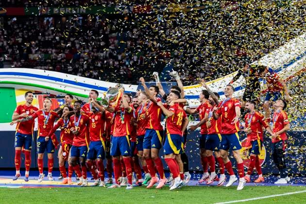 UEFA EURO, EM, Europameisterschaft,Fussball 2024: Finale Spanien - England; 14.07.2024 Die Spanier jubeln nach dem Gewinn der Europameisterschaft mit dem Pokal. UEFA EURO 2024: Finale Spanien - England; Olympiastadion, Berlin am 14.07.2024 Copyright: xBEAUTIFULxSPORTS Wunderlx