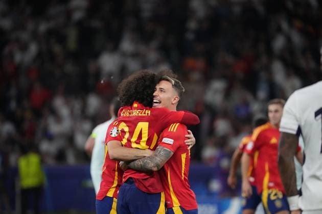 14.07.2024, Olympiastadion, Berlin, GER, EM UEFA 2024, Final, Spain vs England, im Bild Die Spanische Mannschaft freut sich über den Gewinn der Europameisterschaft 2024. Defodi-506_20240714_hbr_8219