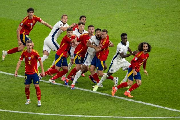 Fussball Berlin 14.07.2024 UEFA EURO, EM, Europameisterschaft,Fussball 2024 Finale England (ENG) - Spanien (ESP) die Spieler erwarten einen freistoß