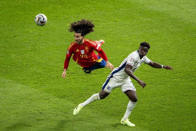 Fussball Berlin 14.07.2024 UEFA EURO, EM, Europameisterschaft,Fussball 2024 Finale England (ENG) - Spanien (ESP) Marc Cucurella (Spanien, No.24) Buyako Saka (England, No.07)