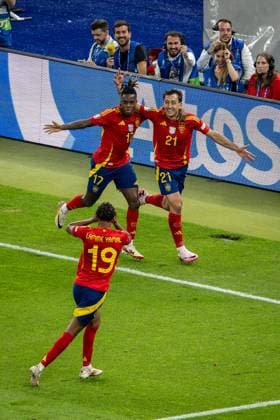 Fussball Berlin 14.07.2024 UEFA EURO, EM, Europameisterschaft,Fussball 2024 Finale England (ENG) - Spanien (ESP) Jubel nach dem Tor zum 1:2 durch Mikel Oyarzabal (Spanien, No.21) Nico Williams (Spanien, No.17) Lamine Yamal (Spanien, No.19)