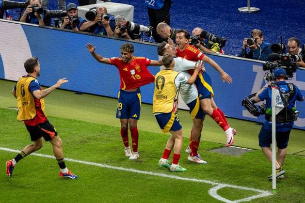 Fussball Berlin 14.07.2024 UEFA EURO, EM, Europameisterschaft,Fussball 2024 Finale England (ENG) - Spanien (ESP) Jubel nach dem Tor zum 1:2 durch Mikel Oyarzabal (Spanien, No.21)