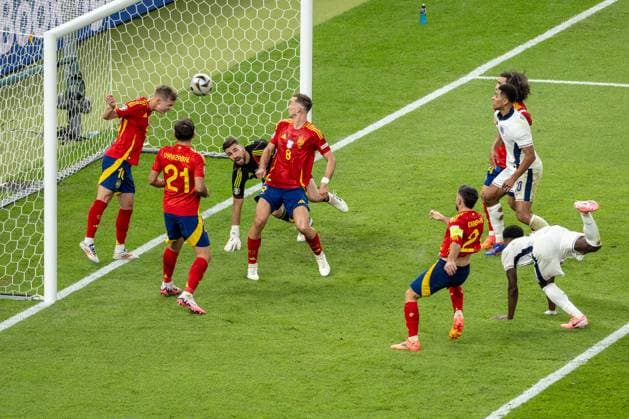 Fussball Berlin 14.07.2024 UEFA EURO, EM, Europameisterschaft,Fussball 2024 Finale England (ENG) - Spanien (ESP) Dani Olmo (Spanien, No.10) rettet auf der Torlinie