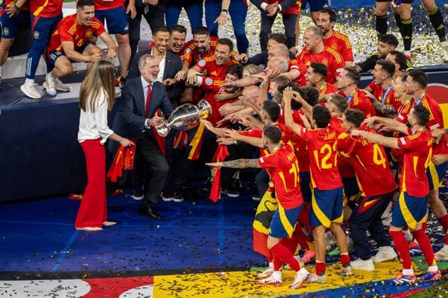 Fussball Berlin 14.07.2024 UEFA EURO, EM, Europameisterschaft,Fussball 2024 Finale England (ENG) - Spanien (ESP) Spnaiens König Felipe VI. mit Pokal und dem Team Spanien Europameister