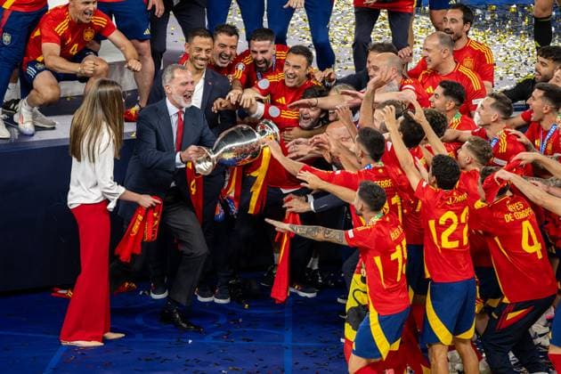 Fussball Berlin 14.07.2024 UEFA EURO, EM, Europameisterschaft,Fussball 2024 Finale England (ENG) - Spanien (ESP) Spnaiens König Felipe VI. mit Pokal und dem Team Spanien Europameister