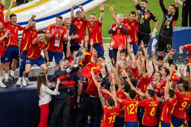 Fussball Berlin 14.07.2024 UEFA EURO, EM, Europameisterschaft,Fussball 2024 Finale England (ENG) - Spanien (ESP) Spnaiens König Felipe VI. mit Pokal und dem Team Spanien Europameister