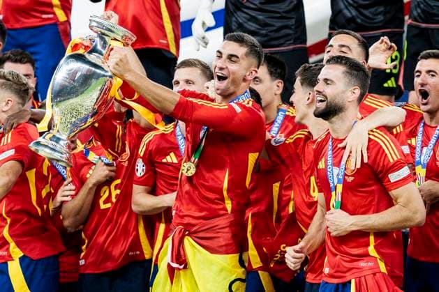 UEFA EURO, EM, Europameisterschaft,Fussball 2024: Finale Spanien - England; 14.07.2024 Ferran Torres (Spanien, 11) jubelt mit dem Pokal. UEFA EURO 2024: Finale Spanien - England; Olympiastadion, Berlin am 14.07.2024 Copyright: xBEAUTIFULxSPORTS Wunderlx