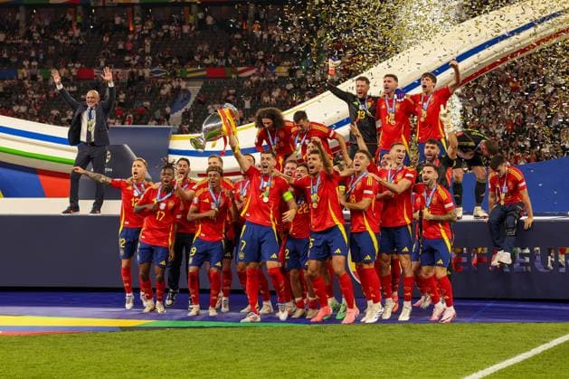 Die Spanische Mannschaft feiert den Titel Europameister, Spanien vs. England, Fussball, UEFA EURO, EM, Europameisterschaft,Fussball 2024, Finale, 14.07.2024 Berlin Berlin Deutschland