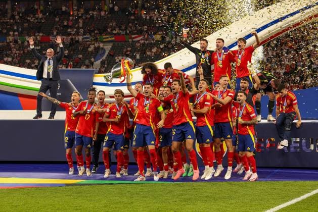 Die Spanische Mannschaft feiert den Titel Europameister, Spanien vs. England, Fussball, UEFA EURO, EM, Europameisterschaft,Fussball 2024, Finale, 14.07.2024 Berlin Berlin Deutschland