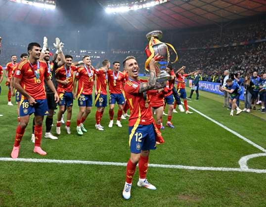 14.07.2024, Fussball UEFA EURO, EM, Europameisterschaft,Fussball 2024, Finale im Berliner Olympiastadion, Spanien - England, Die Spanier feiern den Pokal Alejandro Grimaldo (Spanien)