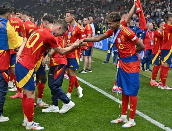 14.07.2024, Fussball UEFA EURO, EM, Europameisterschaft,Fussball 2024, Finale im Berliner Olympiastadion, Spanien - England, Die Spanier feiern den Pokal Lamine Yamal (Spanien) freut sich mit Dani Olmo (Spanien)