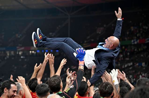 14.07.2024, Fussball UEFA EURO, EM, Europameisterschaft,Fussball 2024, Finale im Berliner Olympiastadion, Spanien - England, Trainer Luis de la Fuente (Spanien) wird in die Höhe geworfen
