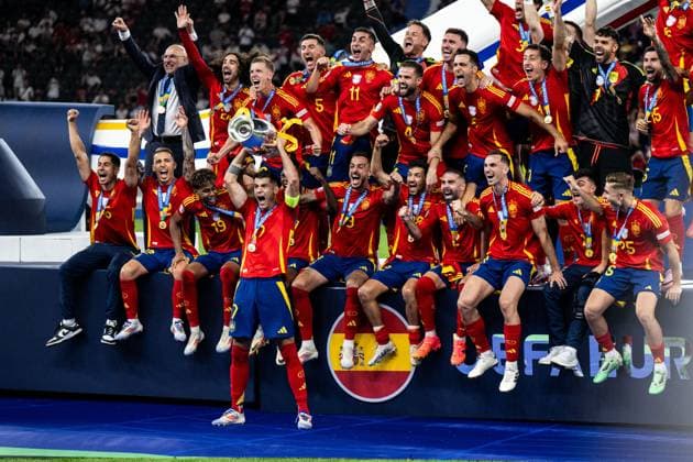 240714 Alvaro Morata of Spain celebrates with team mates and the trophy after the UEFA EURO, EM, Europameisterschaft,Fussball 2024 Football Championship final between Spain and England on July 14, 2024 in Berlin. Photo: Mathias Bergeld BILDBYRAN kod MB MB0946 fotboll football soccer fotball fotbolls-em europamästerskap em uefa euro uefa european football championship euro 2024 final spanien spain england bbeng jubel Copyright: MATHIASxBERGELD BB240714MB168