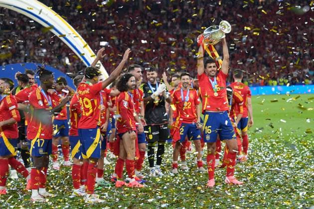 Spanien ist Europameister, Rodri (Spanien Spain, 16) mit dem Henri Delaunay Pokal - Berlin 14.07.2024: Spanien vs. England, M51, EURO2024 Finale, Olympiastadion Berlin