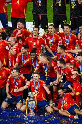 BERLIN - Spain players celebrate the championship during the UEFA EURO, EM, Europameisterschaft,Fussball 2024 Final match between Spain and England at the Olympiastadion on July 14, 2024 in Berlin, Germany. ANP Hollandse Hoogte UEFA EURO 2024 FINAL 2024 xVIxANPxSportx xGerritxvanxKeulenxIVx 503487107 originalFilename: 503487107.jpg
