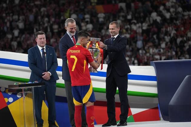 14.07.2024, Olympiastadion, Berlin, GER, EM UEFA 2024, Final, Spain vs England, im Bild Ãlvaro Morata (Spain) erhält aus den Händen vom Spanischen König Felipe VI. und UEFA Präsident Aleksander Äaeferin den Europameister Pokal. Defodi-506_20240714_hbr_9670