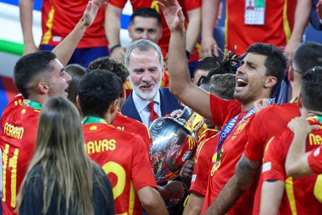 Die Spanische Mannschaft feiert den Titel Europameister mit Koenig Felipe VI,, Spanien vs. England, Fussball, UEFA EURO, EM, Europameisterschaft,Fussball 2024, Finale, 14.07.2024 Berlin Berlin Deutschland