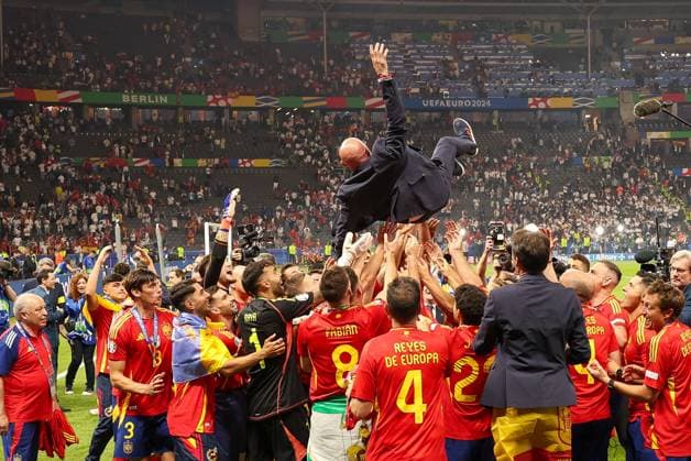 Die Spanische Mannschaft feiert den Titel Europameister und werfen Chef-Trainer Luis de la Fuente (Spanien) in die Luft, Spanien vs. England, Fussball, UEFA EURO, EM, Europameisterschaft,Fussball 2024, Finale, 14.07.2024 Berlin Berlin Deutschland
