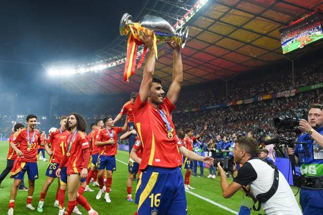 Fussball, Herren, Saison 2023 24, UEFA EURO, EM, Europameisterschaft,Fussball EM 2024, Finale in Berlin, Spanien - England, Rodri (Spanien) jubeln nach dem Gewinn der UEFA Europameisterschaft 2024 mit dem Pokal , 14.07. 2024, Copyright: xSebastianxRäppold MatthiasxKochx